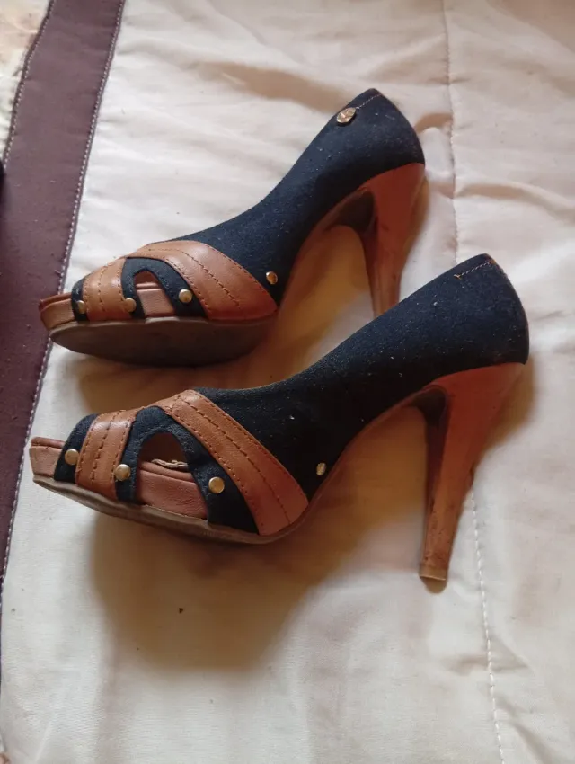 Zapatos de tacón azul y marrón