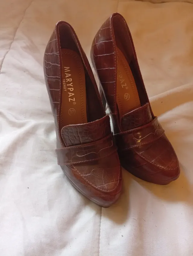 Zapatos de tacón azul y marrón