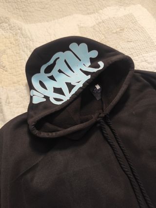 Sudadera negra con capucha y logo