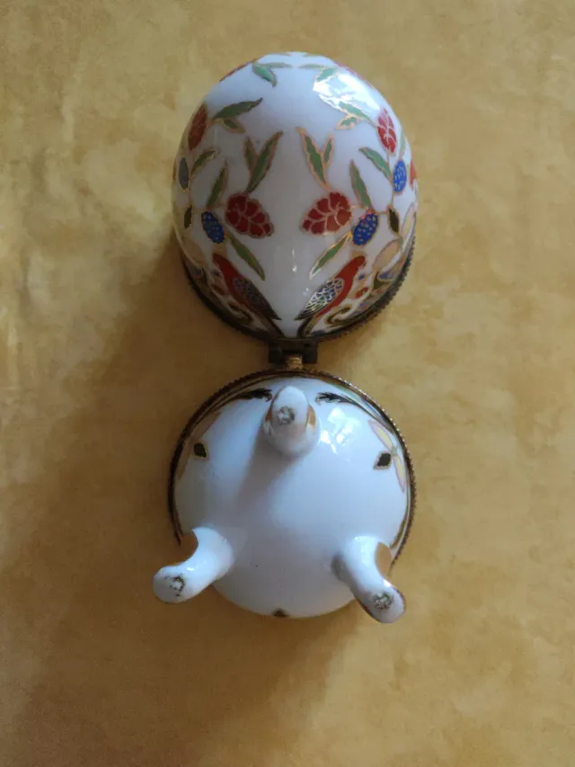 Uovo portagioie in porcellana dipinto a mano