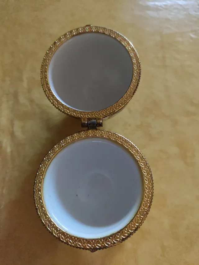 Uovo portagioie in porcellana dipinto a mano