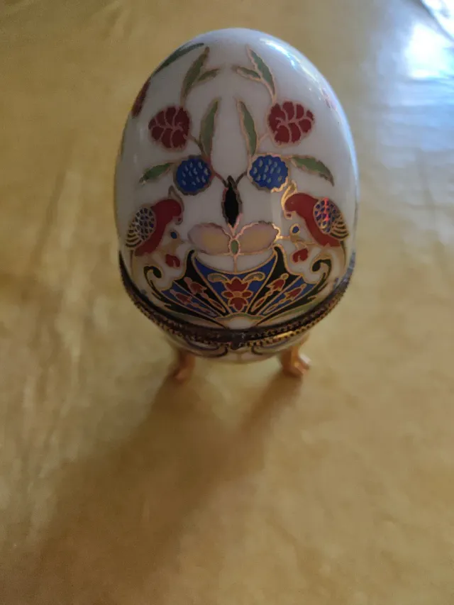 Uovo portagioie in porcellana dipinto a mano