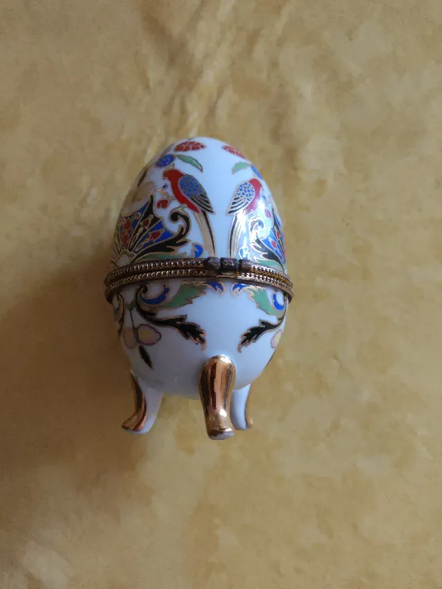 Uovo portagioie in porcellana dipinto a mano