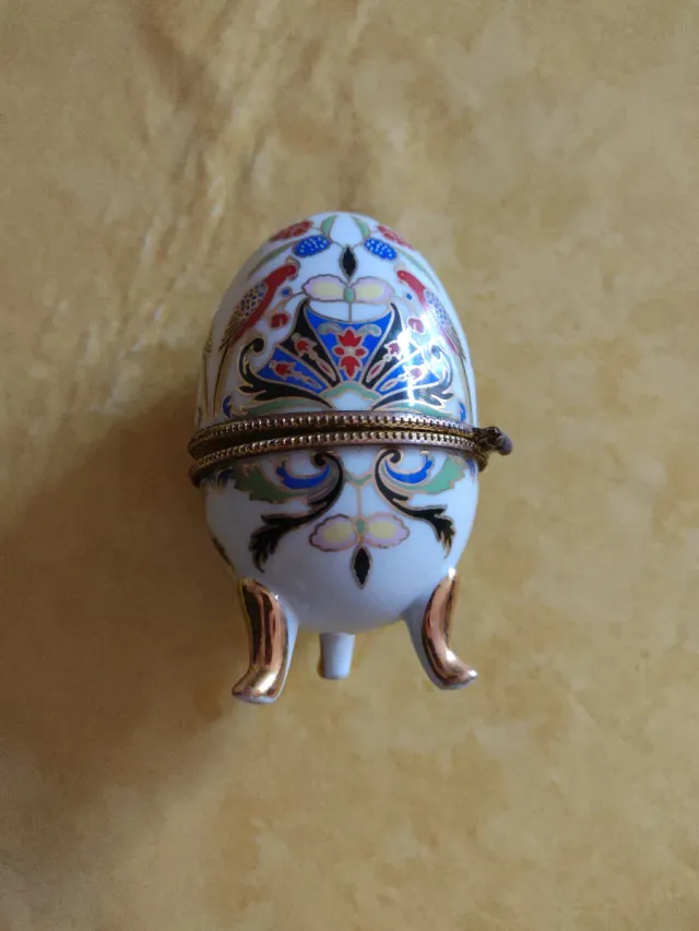 Uovo portagioie in porcellana dipinto a mano