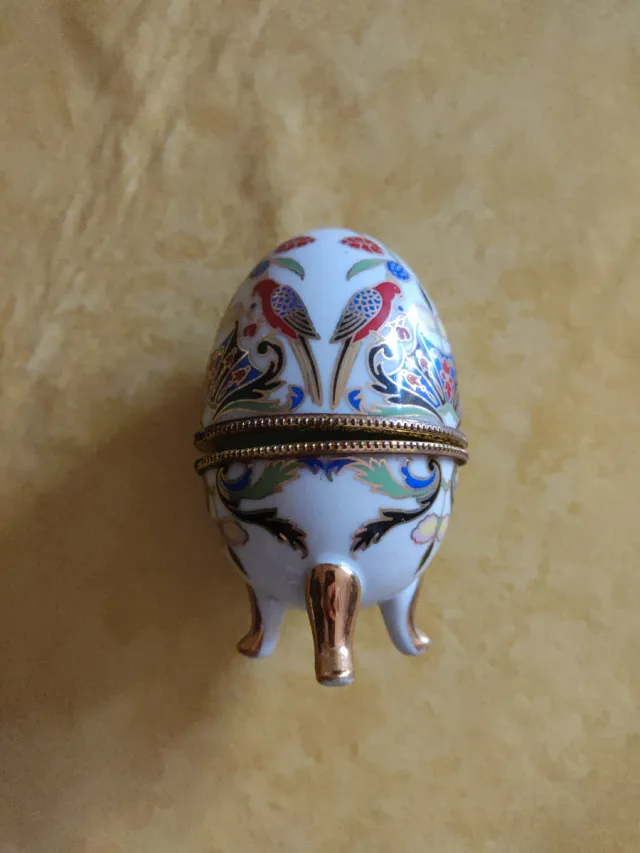 Uovo portagioie in porcellana dipinto a mano