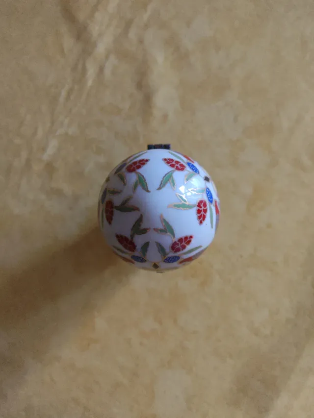 Uovo portagioie in porcellana dipinto a mano