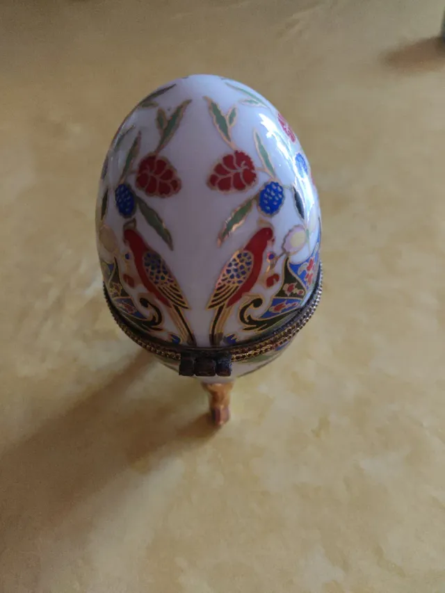 Uovo portagioie in porcellana dipinto a mano