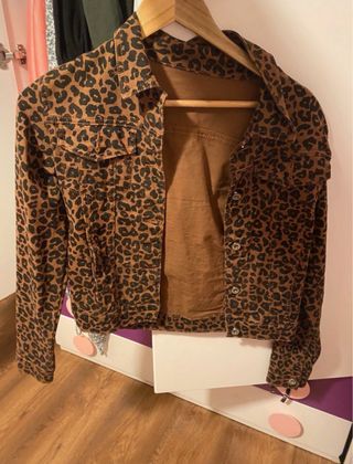 Chaqueta vaquera estampado leopardo