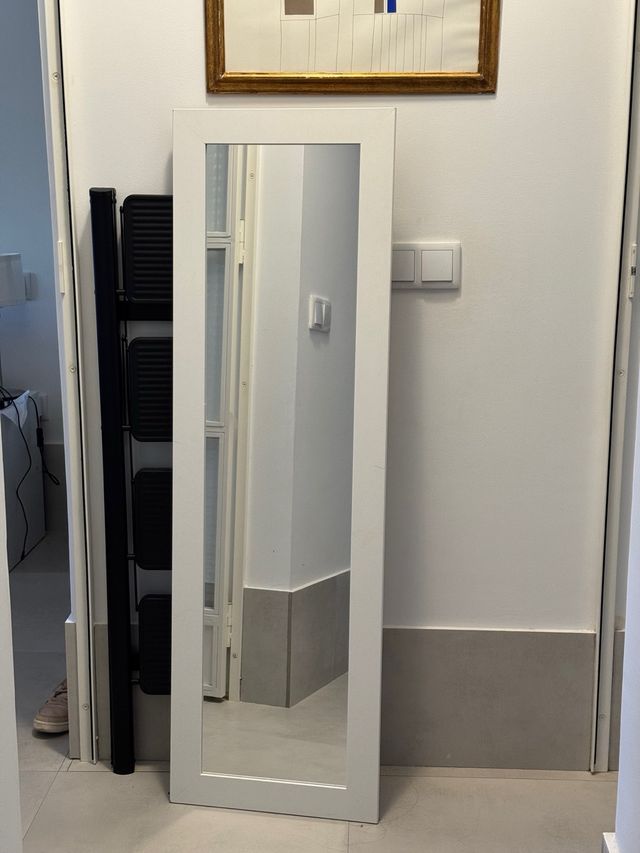 Specchio corpo intero con cornice bianca