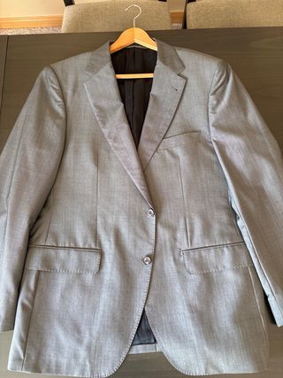 Traje gris talla 54. Regalo 2 chaquetas de traje.