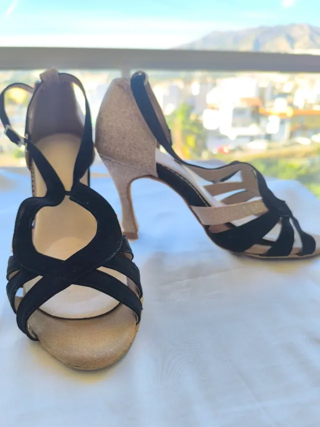 Zapatos de baile negros y dorados