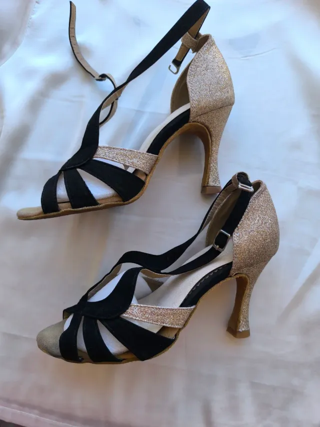 Zapatos de baile negros y dorados