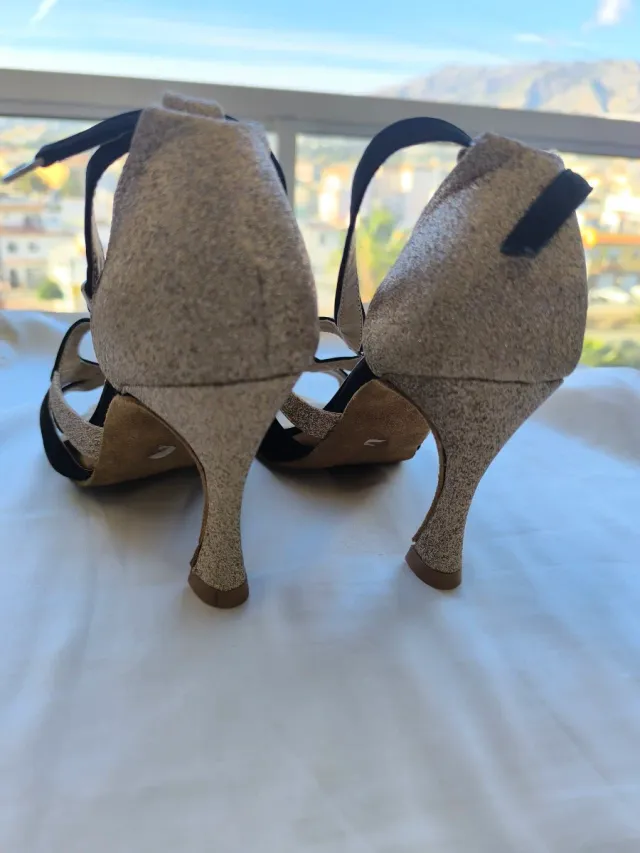 Zapatos de baile negros y dorados