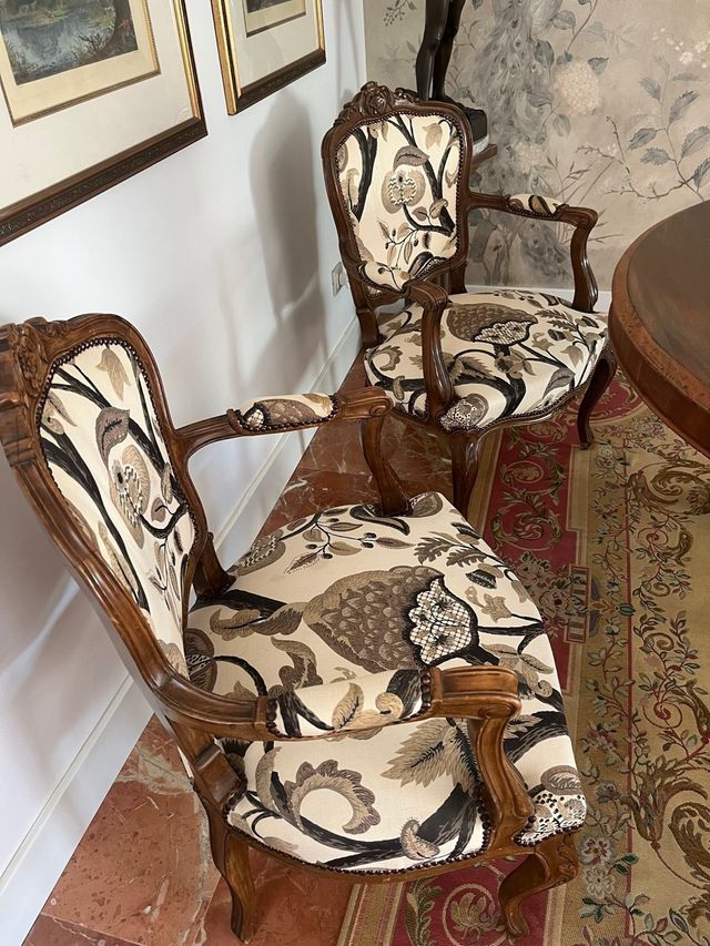 Sillones de tela y madera