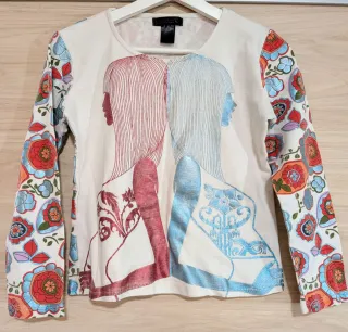 Camiseta multicolor con estampado floral