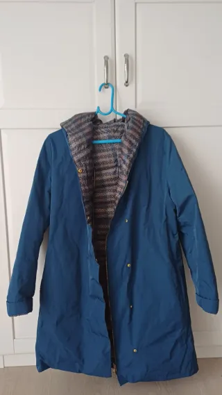 Chubasquero reversible azul y multicolor