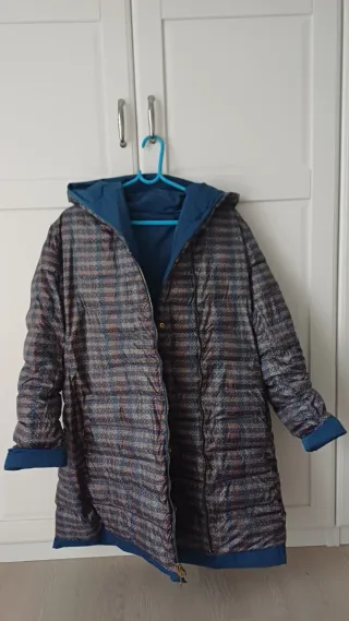 Chubasquero reversible azul y multicolor