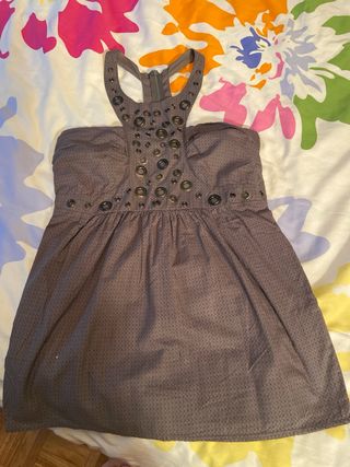 top gris con tachuelas