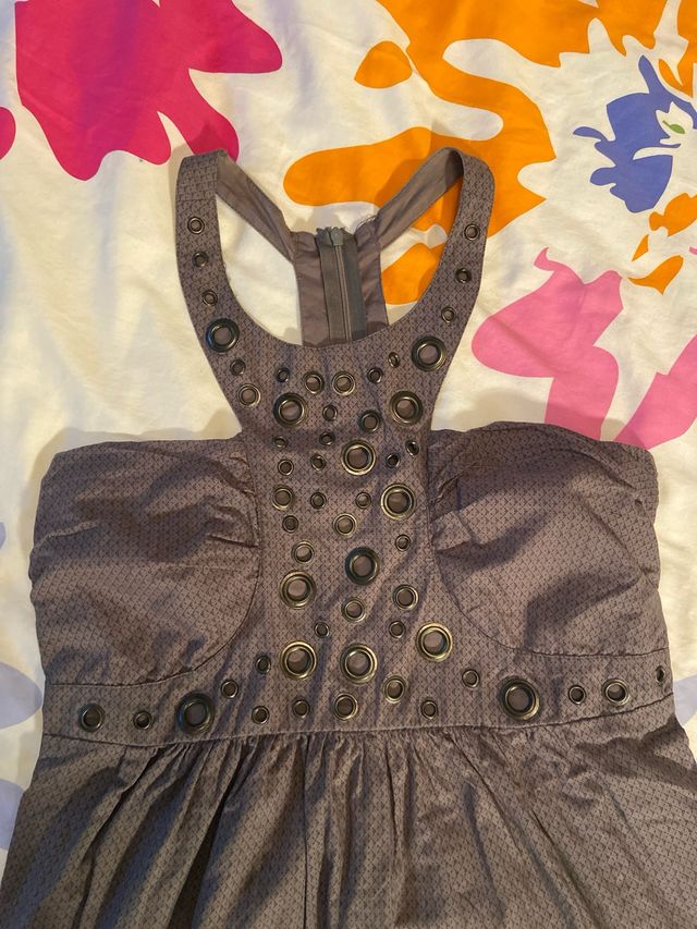 top gris con tachuelas