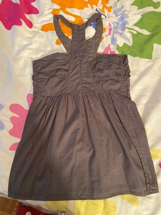 top gris con tachuelas