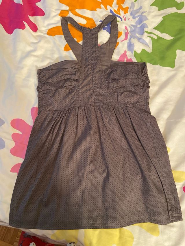 top gris con tachuelas