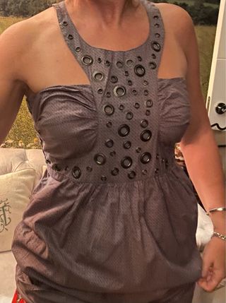 top gris con tachuelas