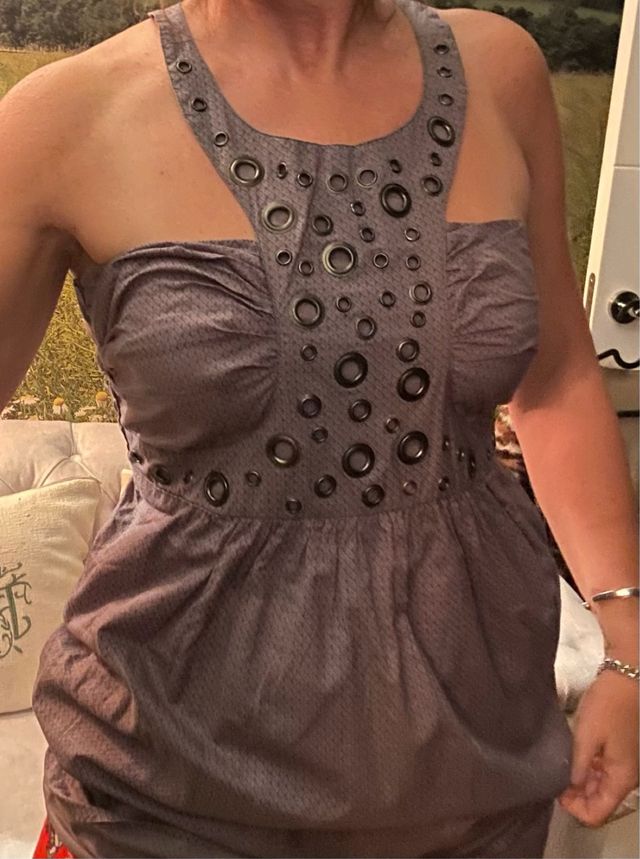 top gris con tachuelas