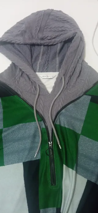 Vestido de invierno con capucha.