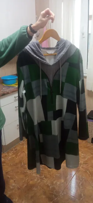 Vestido de invierno con capucha.