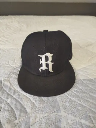 Gorra negra con letra R blanca