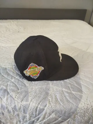 Gorra negra con letra R blanca