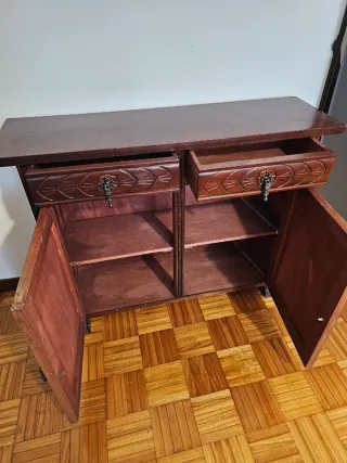 Mueble antiguo de madera