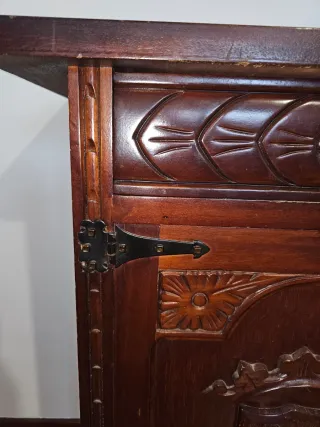 Mueble antiguo de madera