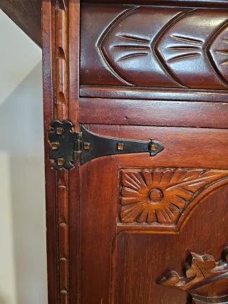 Mueble antiguo de madera