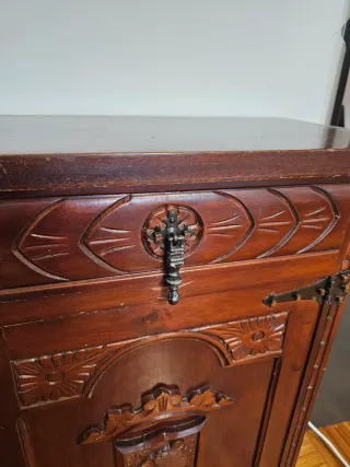 Mueble antiguo de madera