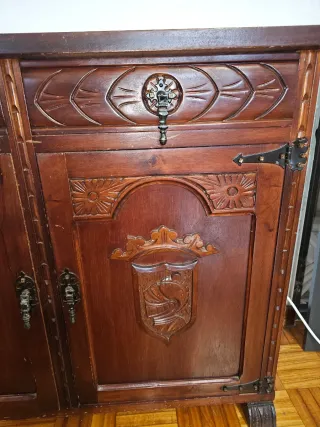 Mueble antiguo de madera