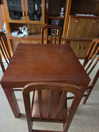 Mesa extensible y 5 sillas de madera