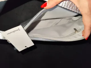 Bolso plateado efecto piel
