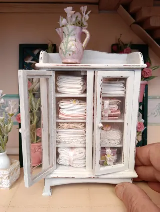 Vetrina in miniatura con biancheria