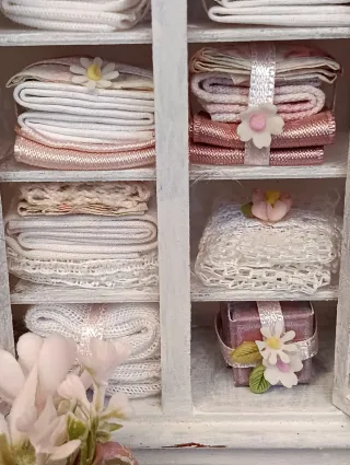 Vetrina in miniatura con biancheria