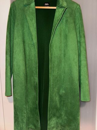 Chaqueta larga efecto ante Zara verde