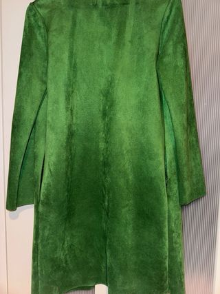 Chaqueta larga efecto ante Zara verde