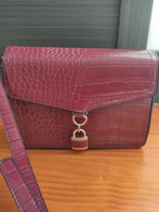 Bolso rojo con detalle de candado