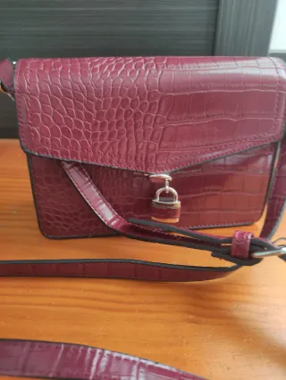 Bolso rojo con detalle de candado