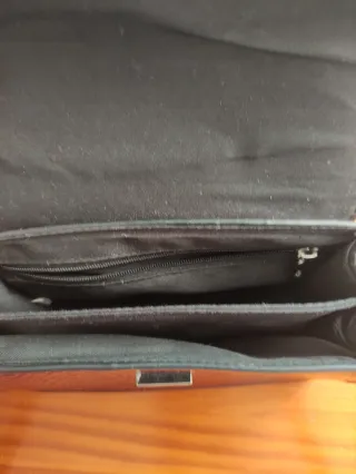 Bolso rojo con detalle de candado