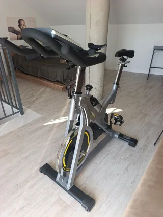 Bicicleta spinning VOLANTE DE INERCIA 25 KG.