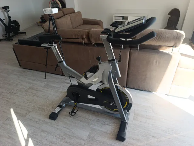 Bicicleta spinning VOLANTE DE INERCIA 25 KG.