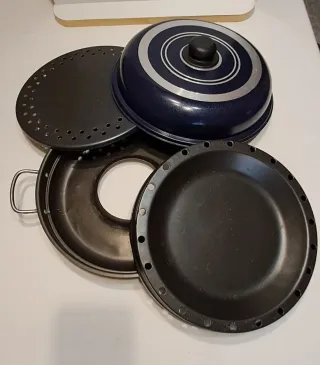 Pentola barbecue con diversi componenti