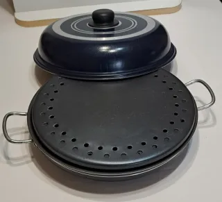 Pentola barbecue con diversi componenti