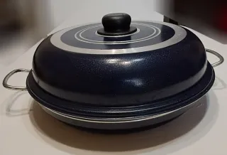 Pentola barbecue con diversi componenti